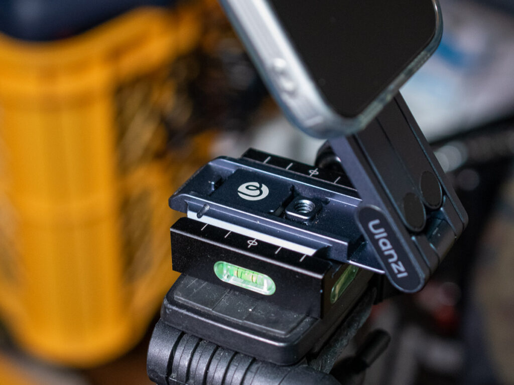 Ulanzi MA38のアルカスイスを使用した三脚取り付け