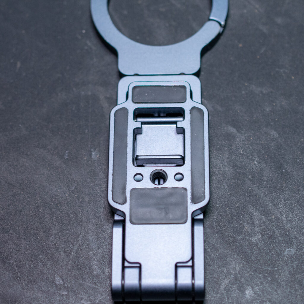 Ulanzi MA38の三脚に取り付けられている磁石